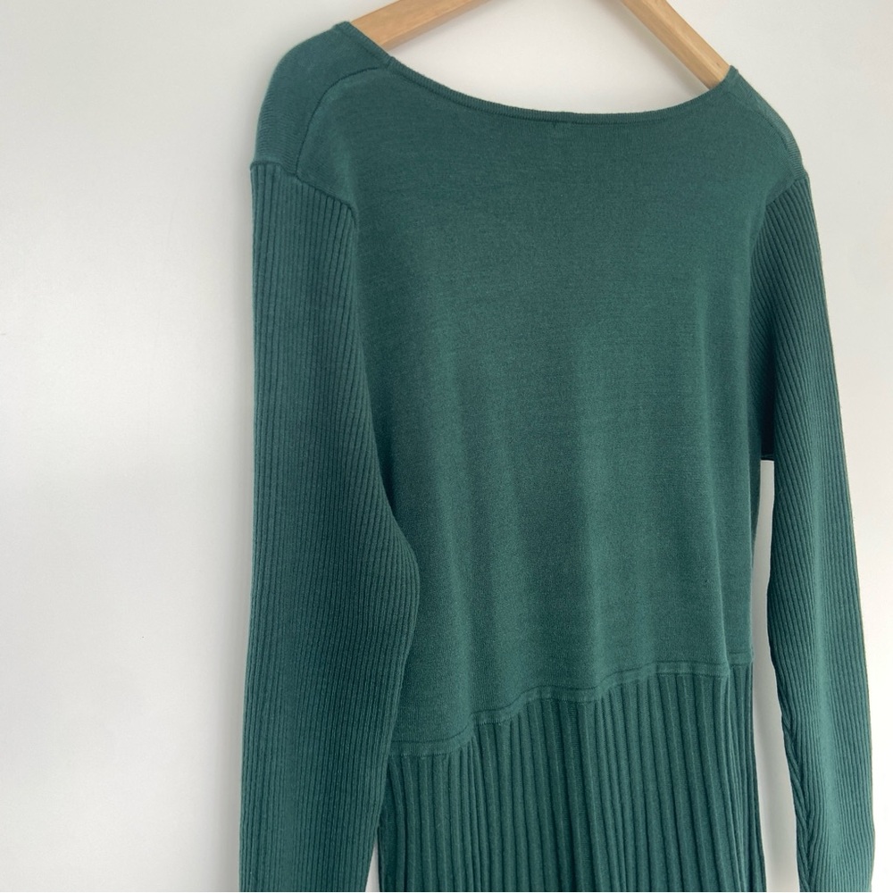 NEWSHOWS DEEP GREEN WRAP STYLE SURPLICE KNIT DRESS WITH PLEATED STYLE SKIRT, XL - Picture 8 of 11
